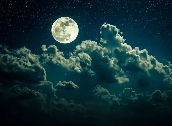 Éjszakai égbolt világos telihold és zavaros, serenity természet háttér. — Stock Fotó