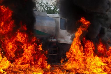 Blaze ateş siyah duman ile yakıyor. 