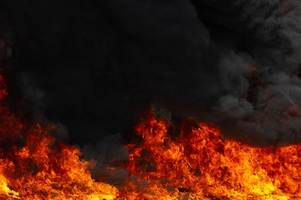 Grande chama fogo furioso com fumaça preta . — Fotografia de Stock