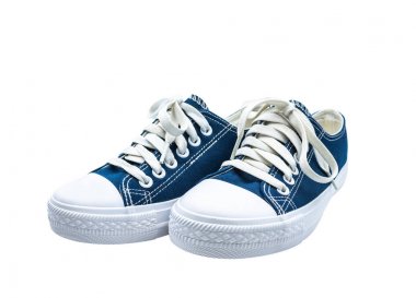 Spor ayakkabılar koyu mavi kalın kumaş. Beyaz arka plan üzerinde izole.