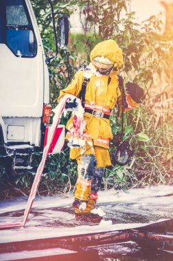 İtfaiyeciler üniformalarını kullandıktan sonra saklarlar.