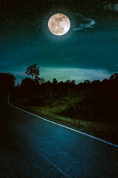 Hermoso Paisaje Cielo Oscuro Con Luna Llena Brillante Camino Asfalto — Foto de Stock