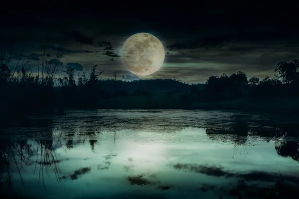 Paisaje de cielo oscuro nocturno y hermosa luna llena brillante . — Foto de Stock