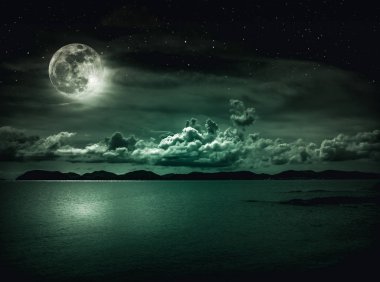 Dolunayda gece deniz manzarası ile gökyüzü manzara. Serenity doğa arka plan.