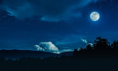 Mavi gece gökyüzü manzarası, bir sürü yıldız ve güzel dolunay. Serenity doğa arkaplanı.