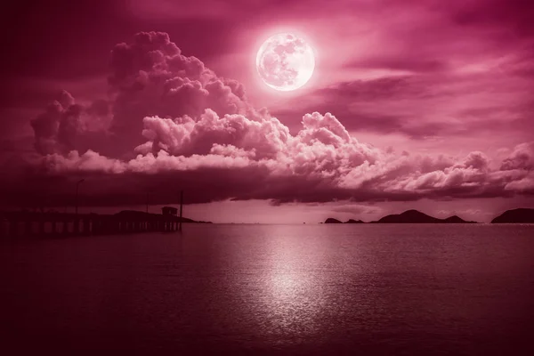 Paisaje del cielo con luna llena en el paisaje marino a la noche. Serenidad naturaleza fondo . —  Fotos de Stock