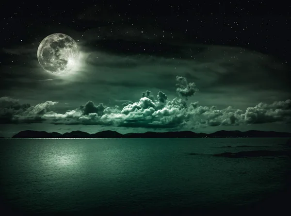 Paisaje del cielo con luna llena en el paisaje marino a la noche. Serenidad naturaleza fondo . —  Fotos de Stock