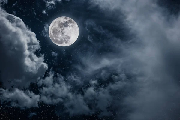 Cielo nocturno con luna llena brillante y un fondo nublado y sereno . — Foto de Stock