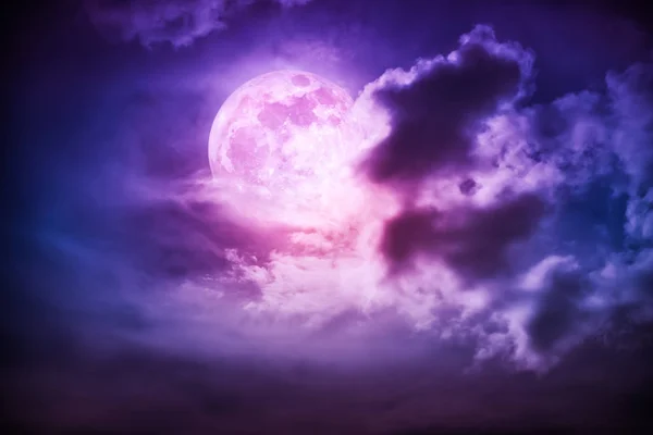 Langit malam dengan awan dan bulan purnama yang terang dengan berkilau. Latar belakang alam Serenity . — Stok Foto