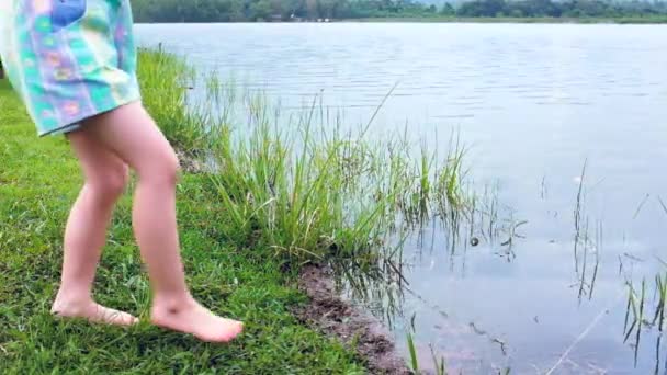 Glad Asiatisk Barn Har Roligt Vid Sjön Utomhus Aktivitet Med — Stockvideo