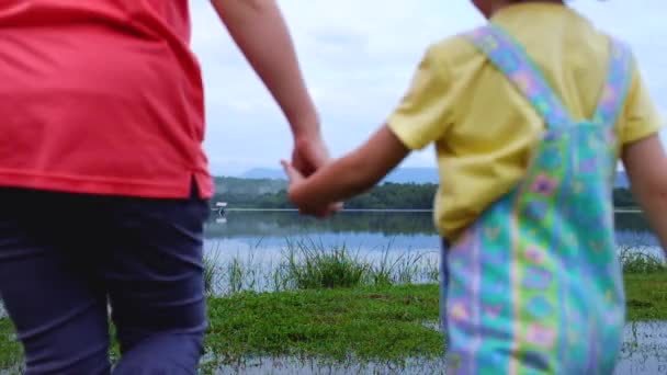 Anne Çocuğuyla Eğleniyor Mutlu Asyalı Kız Gölde Eğleniyor Mutlu Aile — Stok video