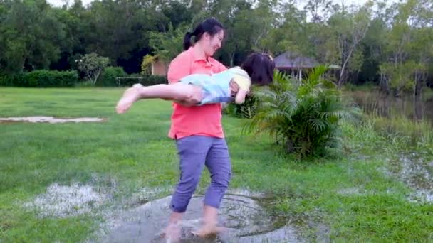 Ağır Çekim Anne Çocuğuyla Eğleniyor Mutlu Asyalı Kız Gölde Eğleniyor — Stok video