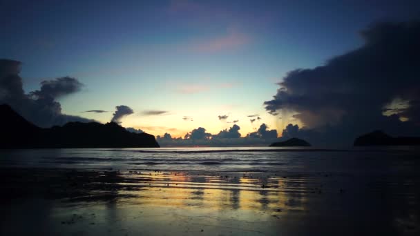 早上看沙滩和岛屿 没有人在现场 多彩的天空 海湾里的群山和大海 宁静的场景 田园诗般的氛围 — 图库视频影像