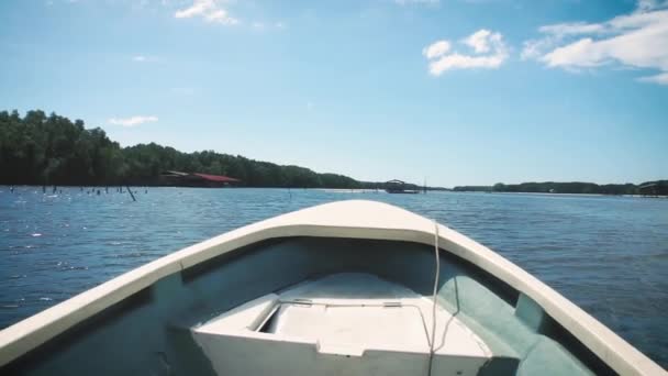 Łuk Statku Porusza Się Falach Łódź Pływająca Morzu Zewnątrz Dzień — Wideo stockowe