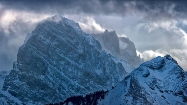 Rocky Dağları doruklarına fırtına bulutları