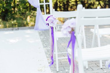 Ziyaret töreninde düğün dekoru, menekşe çiçekli beyaz bir düğün kemeri.