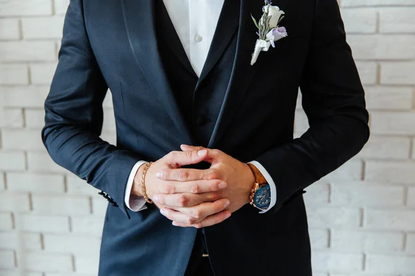 Ženich Černém Svatebním Obleku Smokingu Bílé Košili Knoflíkové Dírce — Stock fotografie