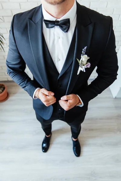 Noivo Terno Casamento Preto Smoking Uma Camisa Branca Uma Casa — Fotografia de Stock