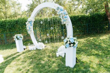 düğün dekoru, kemer ve çiçekçilik, ziyaret törenleri, ayrıntılar, yüzükler