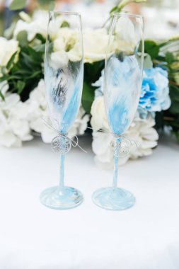 Düğün dekoru, şarap kadehleri, ve çiçekçi, ziyaret törenleri, detaylar, yüzükler