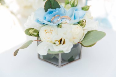 düğün dekoru, kemer ve çiçekçilik, ziyaret törenleri, ayrıntılar, yüzükler