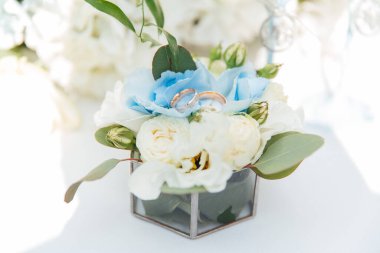 düğün dekoru, kemer ve çiçekçilik, ziyaret törenleri, ayrıntılar, yüzükler