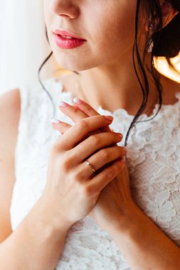 Gelinde alyanslı eller, detaylar.