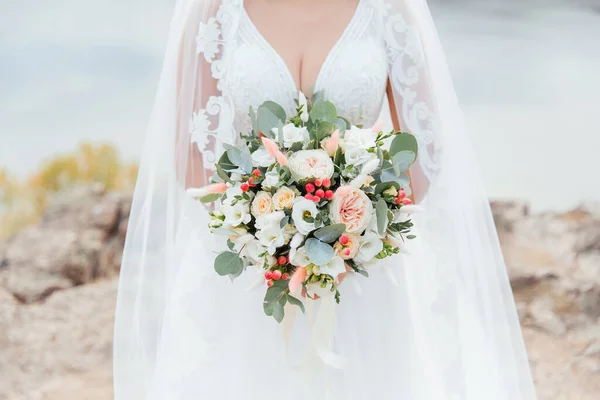 Розкішний Букет Руках Нареченої Весільній Сукні — стокове фото