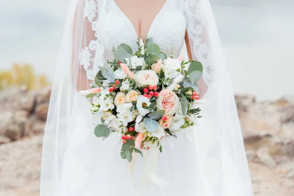 ウェディングドレスを着た花嫁の手に豪華な花束 — ストック写真