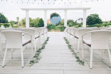 Düğün kemeri ve sahildeki sütunlarla lüks bir yaz ziyareti.