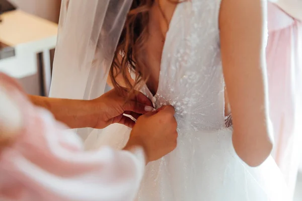 Ráno Nevěsty Svatbě Luxusních Shromážděních Nevěsty Uvázali Šaty Obuli Boty — Stock fotografie