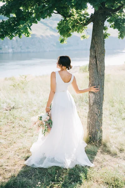 Noiva Vestido Casamento Branco Luxuoso Natureza Pôr Sol — Fotografia de Stock