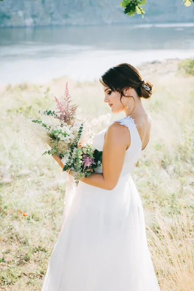 Bruid Een Luxe Witte Trouwjurk Natuur Bij Zonsondergang — Stockfoto