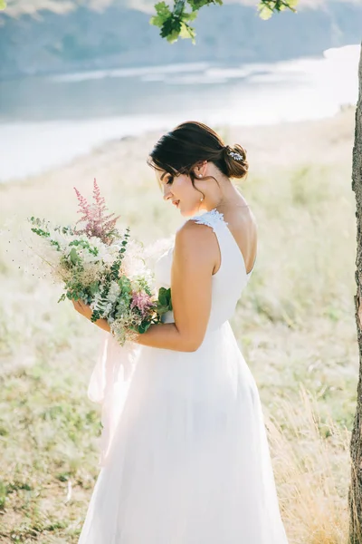 Noiva Vestido Casamento Branco Luxuoso Natureza Pôr Sol — Fotografia de Stock