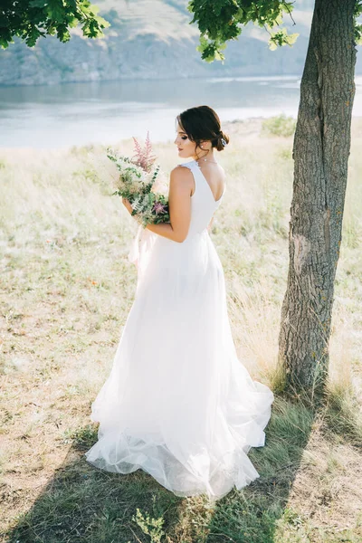 Noiva Vestido Casamento Branco Luxuoso Natureza Pôr Sol — Fotografia de Stock