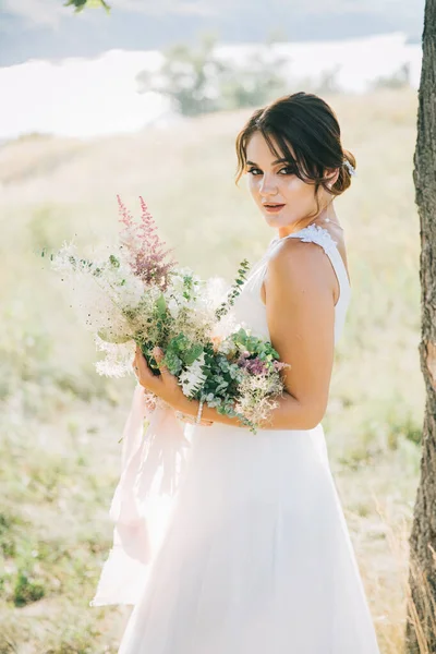 Noiva Vestido Casamento Branco Luxuoso Natureza Pôr Sol — Fotografia de Stock