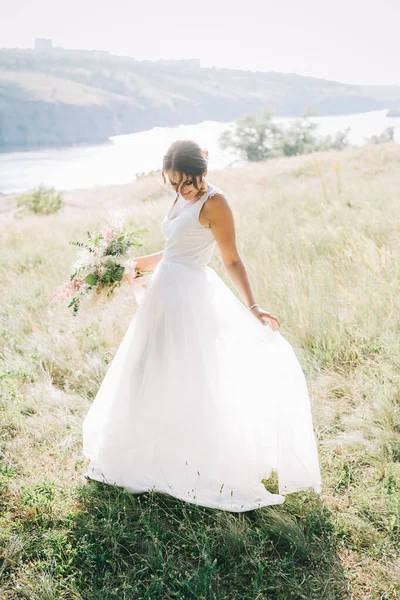 Noiva Vestido Casamento Branco Luxuoso Natureza Pôr Sol — Fotografia de Stock