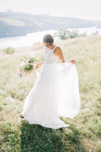 Noiva Vestido Casamento Branco Luxuoso Natureza Pôr Sol — Fotografia de Stock