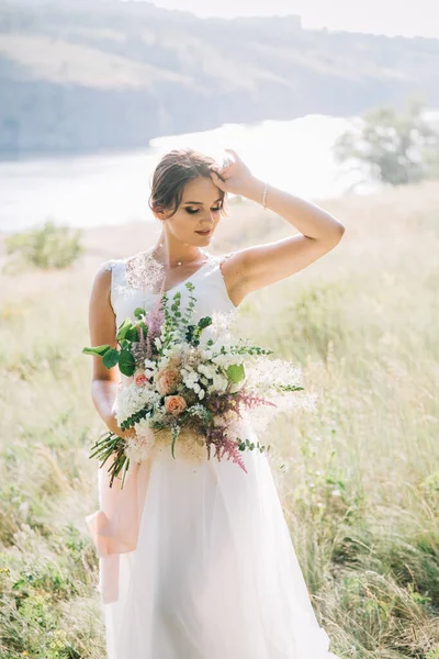 Noiva Vestido Casamento Branco Luxuoso Natureza Pôr Sol — Fotografia de Stock