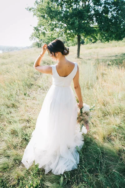 Noiva Vestido Casamento Branco Luxuoso Natureza Pôr Sol — Fotografia de Stock