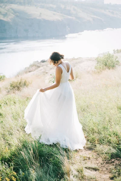 Noiva Vestido Casamento Branco Luxuoso Natureza Pôr Sol — Fotografia de Stock