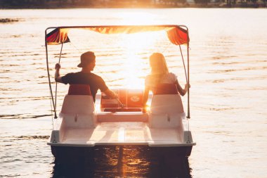 Bir çiftin aşk hikayesi. Yazın denizin, okyanusun, plajın ortasındaki bir adada nişanlanmak.