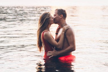 Bir çiftin aşk hikayesi. Yazın denizin, okyanusun, plajın ortasındaki bir adada nişanlanmak.