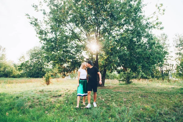 Liefdesverhaal Van Een Koppel Verloving Zomer Een Groen Veld — Stockfoto