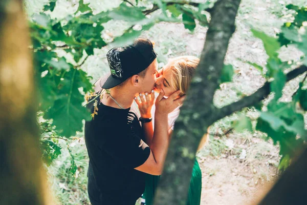 Bir çiftin aşk hikayesi, yazları yeşil bir tarlada nişan.