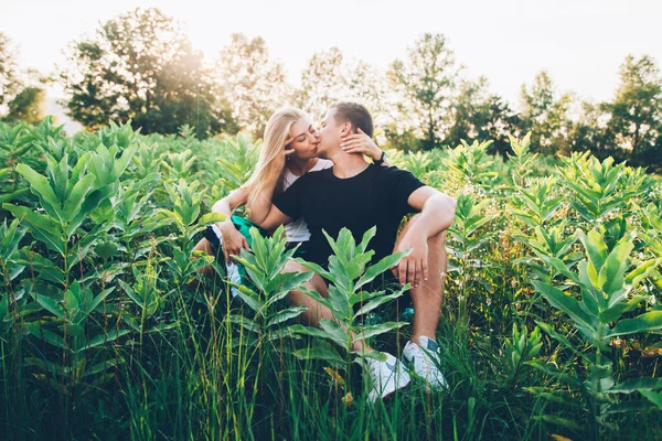 Історія Кохання Пари Заручини Влітку Зеленому Полі — стокове фото