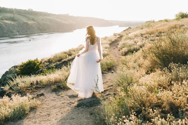 Sposa Lussuoso Abito Sposa Bianco Natura Tramonto — Foto Stock