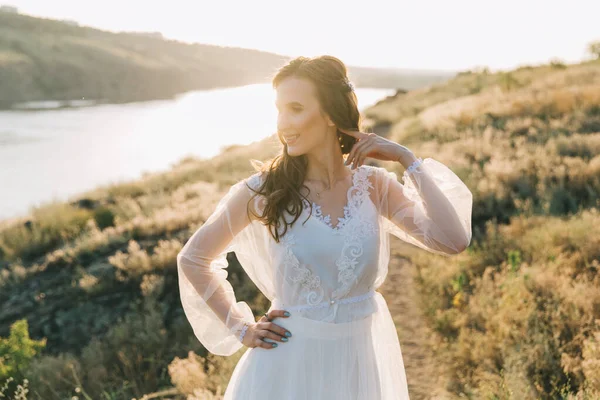 Panna Młoda Luksusowej Białej Sukni Ślubnej Naturze Zachodzie Słońca — Zdjęcie stockowe