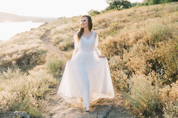 Sposa Lussuoso Abito Sposa Bianco Natura Tramonto — Foto Stock