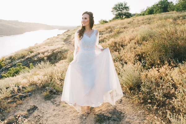 Sposa Lussuoso Abito Sposa Bianco Natura Tramonto — Foto Stock